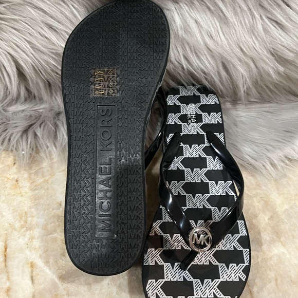 Michael Michael Kors Women’s Wedge Platform Sandals. - Picture 8 of 8